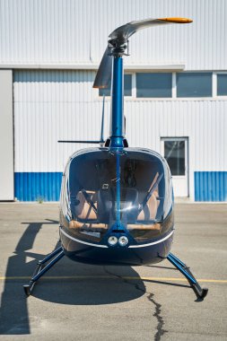 Güneşli havada vertiport 'a sivil helikopter park etmiş.