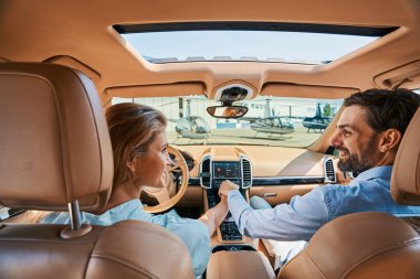 Helikopterlerle helikopter pistine çıkan romantik bir çift.