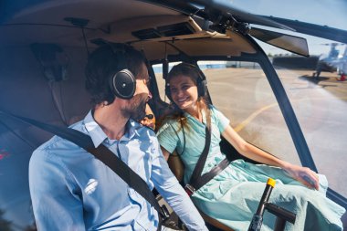 Kalkıştan önce özel helikopterde oturan çift.