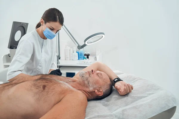 Uomo sottoposto a trattamento subarterioso contro l'iperidrosi in clinica — Foto Stock