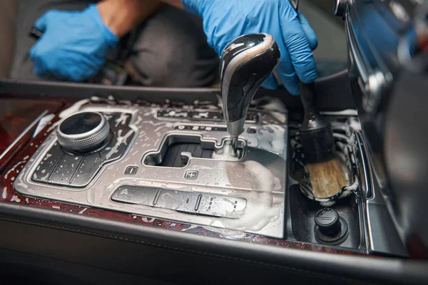 Travailleur de lavage de voiture enlever la saleté à l'aide de petite brosse — Photo