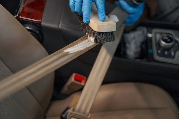 Φωτογραφία από το εσωτερικό του αυτοκινήτου χειροκίνητου καθαρισμού κατά τη λεπτομέρεια — Φωτογραφία Αρχείου