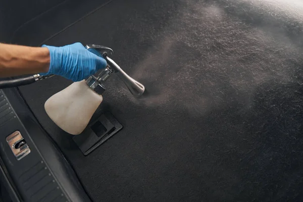 Mão de trabalhador masculino profissional fazendo limpeza no interior do carro — Fotografia de Stock