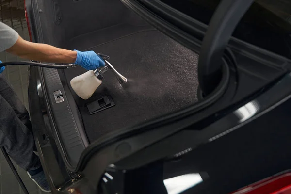 Détaillant de voiture lavage intérieur du véhicule moderne avec outil de nettoyage haute pression — Photo