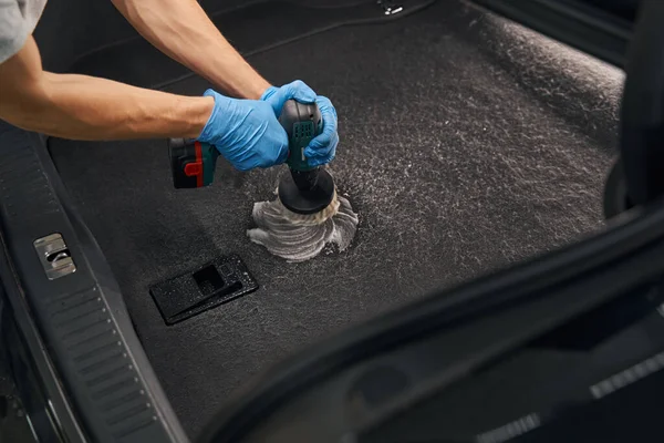 Détail automatique de l'intérieur de la voiture sur le service de lavage de voiture — Photo
