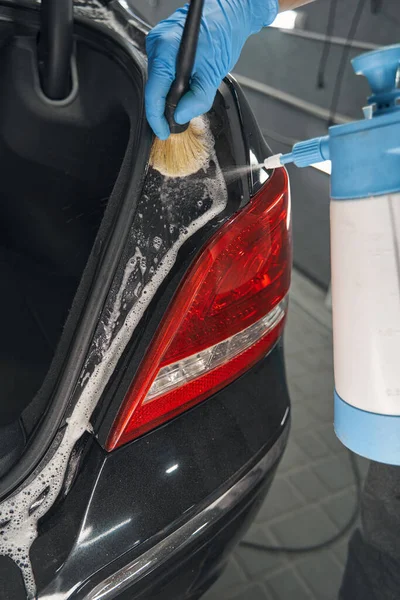 Lavador de coches vehículo de limpieza del trabajador durante los detalles — Foto de Stock