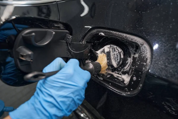 Lavado de coches con agua y limpieza de espuma — Foto de Stock