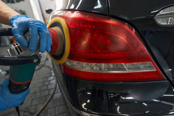 Detalle automático de la retroiluminación del coche en el servicio de lavado de coches — Foto de Stock
