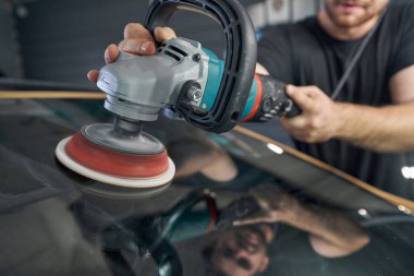 Servis garajında araba cilalarken araba teknisyeninin fotoğrafı