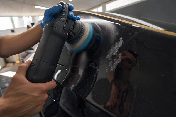 Hände mit Orbitalpolierer in der Autowerkstatt — Stockfoto