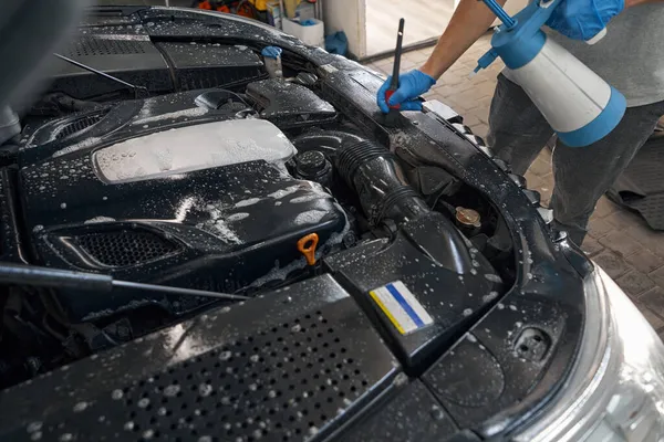 Mann sprüht Hochdruckreiniger für Autowaschanlage in Service-Center — Stockfoto