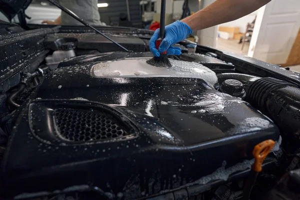 Limpando o motor do carro no centro de serviço de reparação de automóveis — Fotografia de Stock