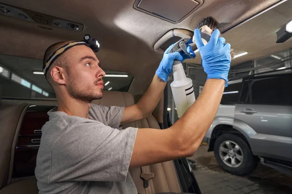 Fleißiger Servicemitarbeiter wäscht Automobil an Wartungsstation — Stockfoto