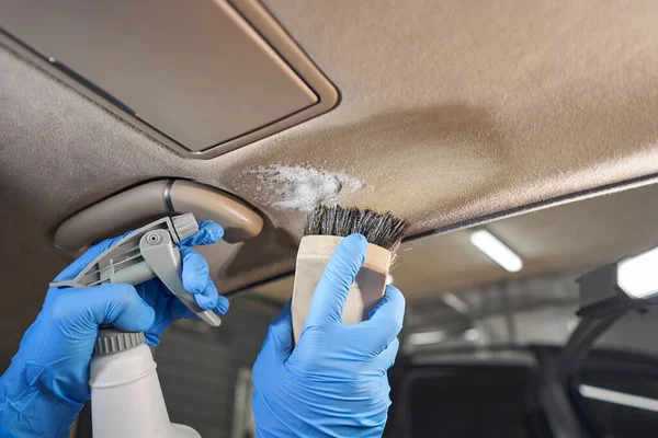Autowaschanlage Reinigung des Fahrzeuginnenraums mit Bürste — Stockfoto
