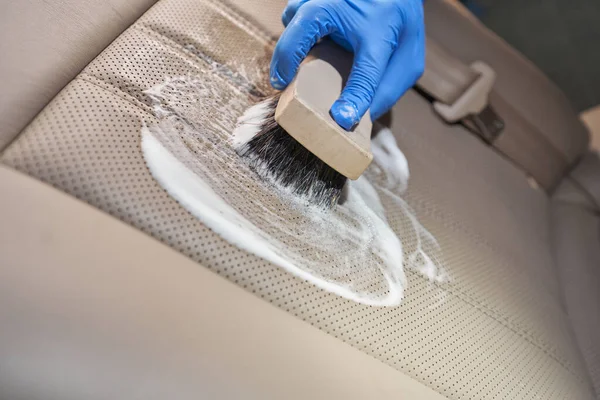 Εγχειρίδιο καθαρισμού εσωτερικό του αυτοκινήτου με τη βοήθεια του βούρτσισμα — Φωτογραφία Αρχείου