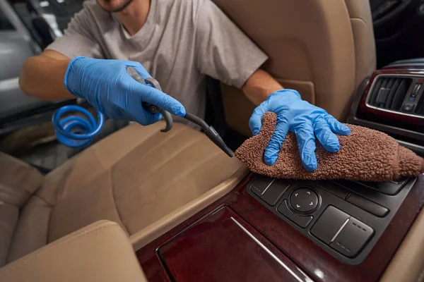 Manuelle Reinigung des Innenraums Luxus-Auto im Auto-Service — Stockfoto