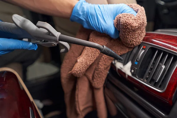 Servicio de limpieza de conductos de aire del coche con limpiador de vapor caliente — Foto de Stock