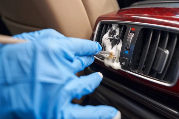 Arbeiter reinigen Auto-Klimaanlage Lüftungsgitter mit Bürste — Stockfoto