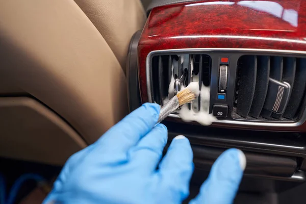 Professioneller Service der Luftreinigung im Auto — Stockfoto