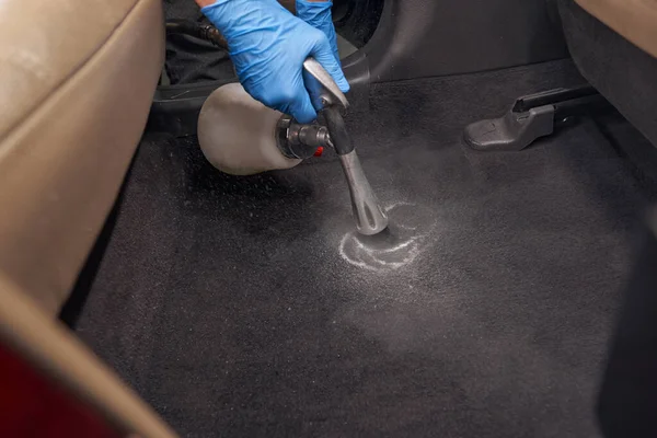 Foto der manuellen Reinigung des Fahrzeuginnenraums mit Spray — Stockfoto