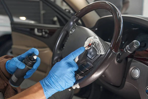 Manual de limpeza interior do carro com a ajuda de escovação — Fotografia de Stock