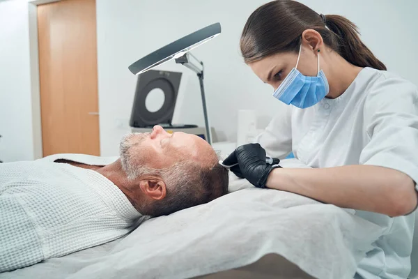 Uomo ottenere iniezione per la crescita dei capelli al centro benessere — Foto Stock