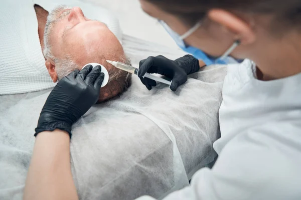 Cosmetologo fare iniezione nell'uomo testa per la crescita dei capelli — Foto Stock