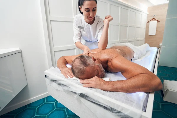 Man ontvangt therapeutische rugmassage in spa salon — Stockfoto
