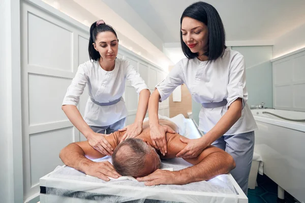 Homem recebendo massagem terapêutica no salão de spa — Fotografia de Stock