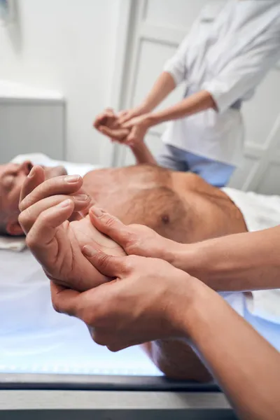 Man receiving hand massage in spa salon — Stock Photo, Image