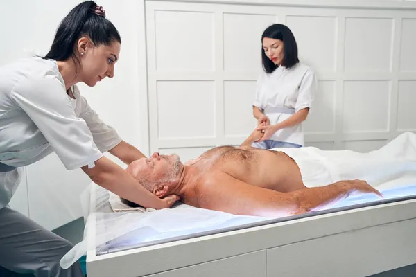 Homem recebendo massagem profissional no salão de spa — Fotografia de Stock