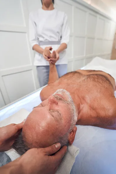 두피를 받고 건강 센터에서 손으로 마사지를 받는 사람 — 스톡 사진