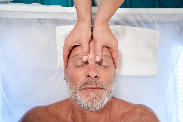 Hombre recibiendo masaje de cuero cabelludo profesional en el salón de spa —  Fotos de Stock