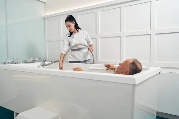 Homem tomando banho revitalizante no salão de spa — Fotografia de Stock