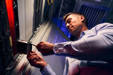 Konsantre mühendis sunucuya yeni HDD ekliyor
