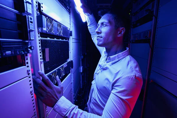 Erfahrene seriöse Systemadministratoren überwachen Netzwerkserver — Stockfoto