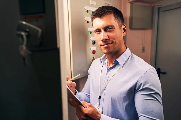 Aangenaam onderhoud ingenieur poseren voor camera op het werk — Stockfoto