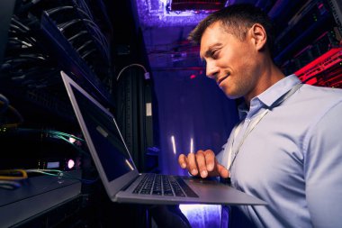 Sysadmin veri merkezindeki sunucudan performans ölçümleri topluyor