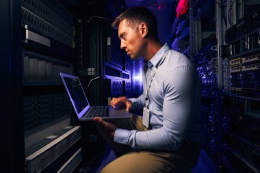 Veri merkezi ekipmanlarını kontrol eden ciddi odaklı sistem yöneticisi