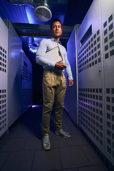 Datacenter technicus poseren voor camera op de werkplek — Stockfoto