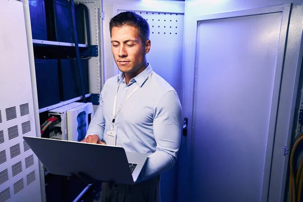 Profesional de TI serio haciendo pruebas de diagnóstico en servidores de red — Foto de Stock