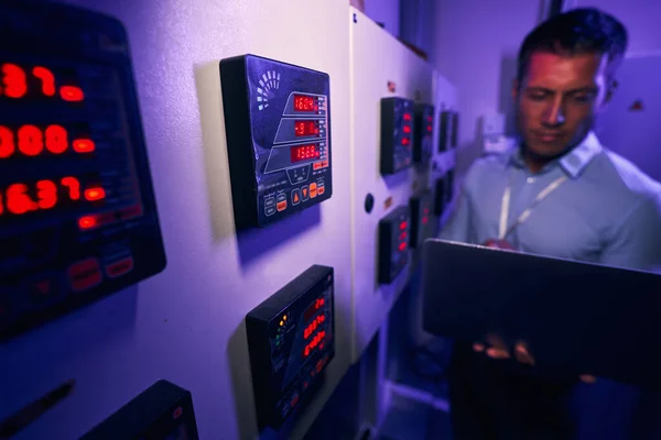 Technik datového centra monitoruje elektrická zařízení — Stock fotografie