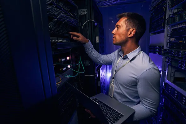 Técnico masculino de TI experimentado que monitorea el rendimiento del servidor — Foto de Stock
