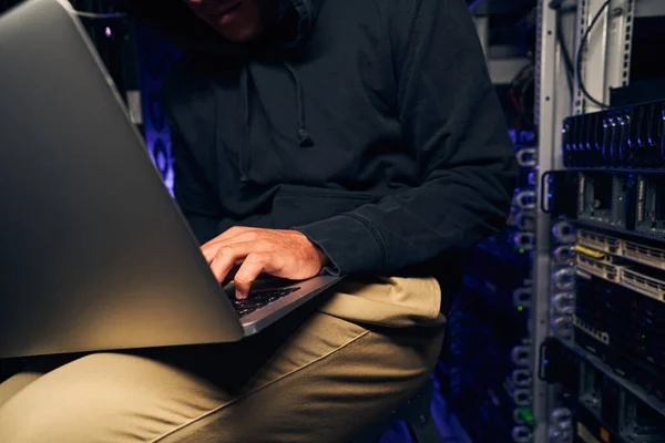 Terampil cybercrook meluncurkan serangan dunia maya menggunakan laptopnya — Stok Foto