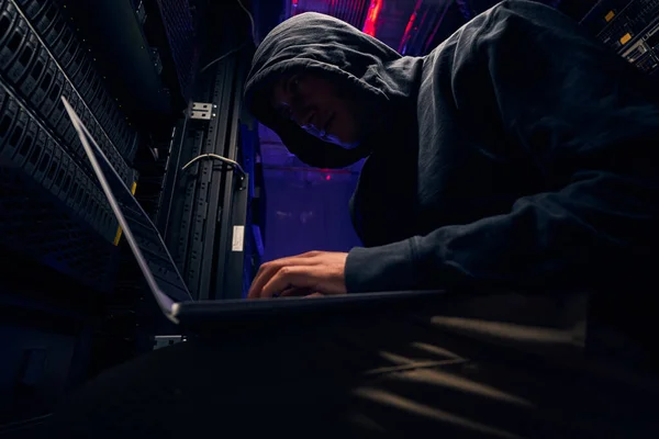 Ahli siber yang menginstal malware menggunakan laptopnya — Stok Foto