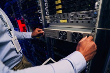 Tecrübeli veri merkezi mühendisi donanım tazelemesi yapıyor