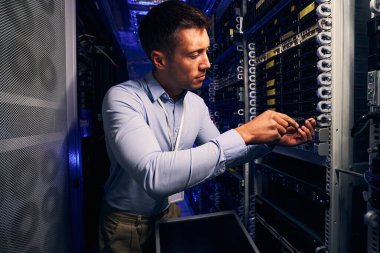 Profesyonel mühendis veri merkezine ekipman yüklüyor