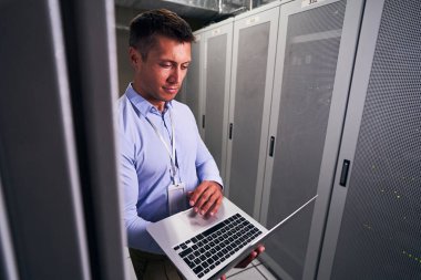 Veri Merkezi çalışanı onun dizüstü bilgisayarını kullanıyor