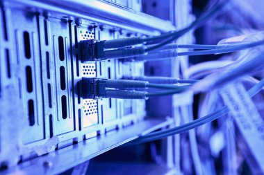 Ethernet kabloları kullanarak yönlendiriciye bağlı veri merkezi ağ sunucusu