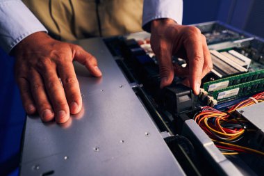 Veri Merkezi IT uzmanı donanım tazeleme yapıyor